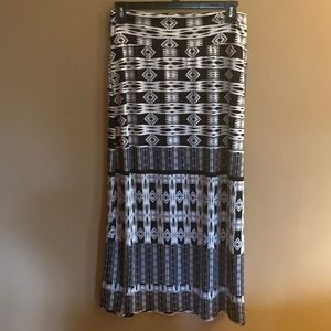 NWT AGB BLACK/white printed maxi skirt. Sz. L